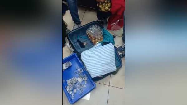 महिलाओं के लहंगे में करेंसी छिपाई