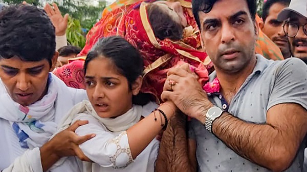 मां को कंधा देते वक्त बेसुध दिखी बेटी