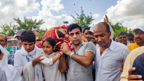 BJP के झंडे में लपेटकर किया गया सोनाली फोगाट का अंतिम संस्कार