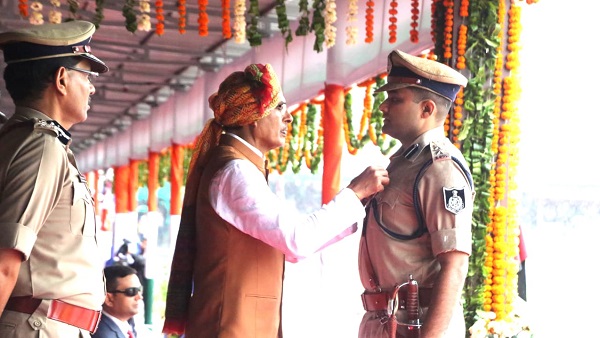 एसपी तरुण नायक को अदम्य साहस व शौर्य के लिए मिला पुरस्कार एसपी तरुण नायक को अदम्य साहस व शौर्य के लिए मिला पुरस्कार