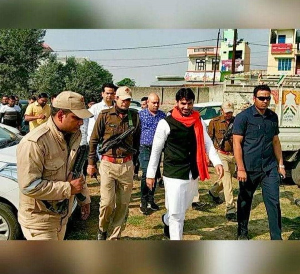 आसपास के इलाकों में करोड़ों की जमीनें
