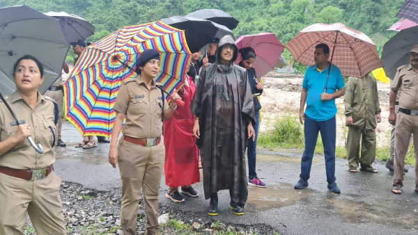 बारिश में भी अपनी टीम का हौंसला बढ़ाने हर जगह पहुंचे एसएसपी 