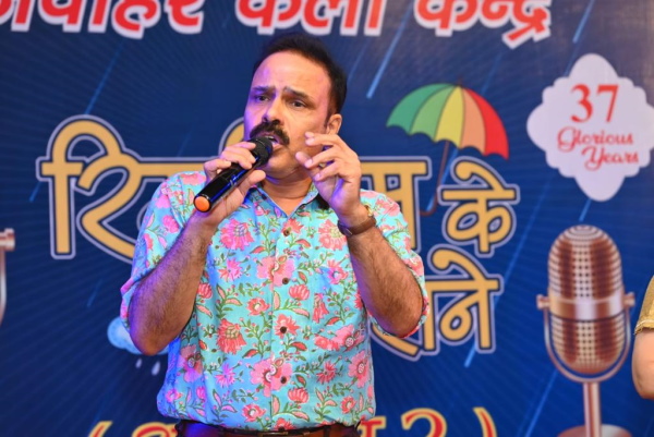 मुझे मेरी कोई मूवी चल रही हो