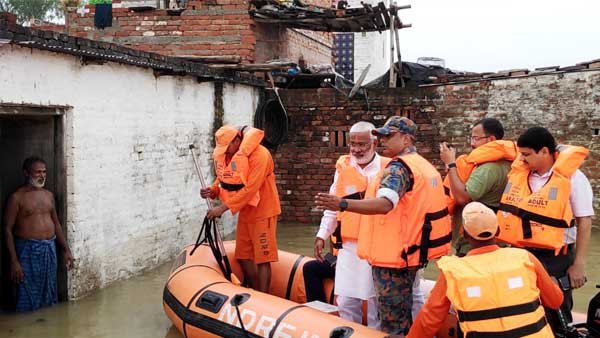 NDRF के मोटर बोट से पीड़ितों के बीच पहुंचे मंत्री