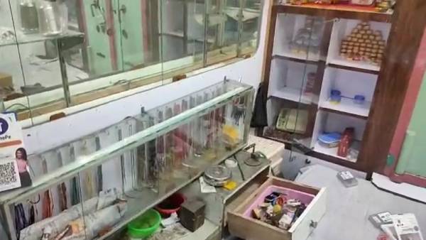 15 लाख के माल पर चोरों ने किया हाथ साफ़