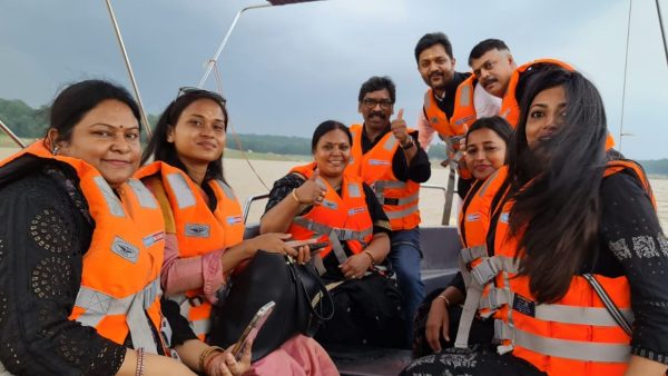 CM लतरातू डैम में बोटिंग 