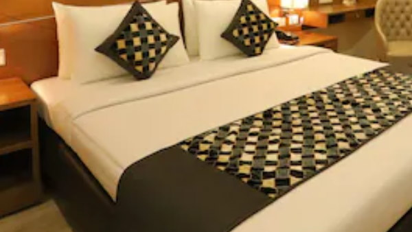 'बेड के ऊपर रखी गई शीट पर नहीं बैठना चाहिए'