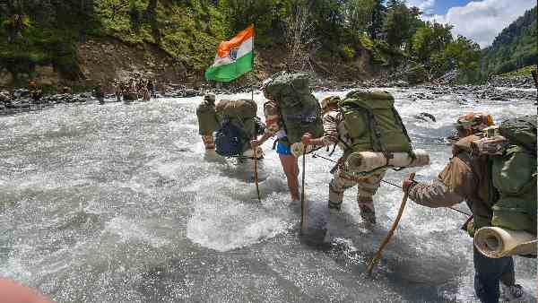 एक बटालियन से दूसरे बटालियन को सौंपा जा रहा है 'अमृत' झंडा