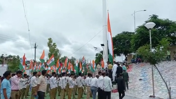 सागर के गढ़ाकोटा में 100 फीट ऊंचा तिरंगा फहराया गया