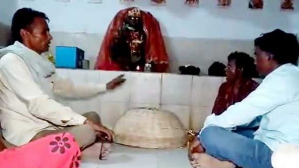 बच्चे को जीवित करने का चल रहा खेल बच्चे को जीवित करने का चल रहा खेल