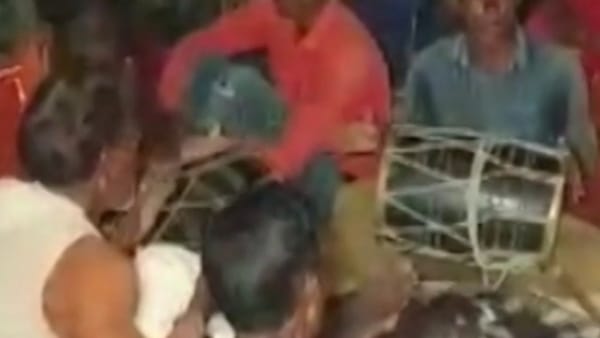 कुलदेवी के मंदिर में हो रही पूजा-पाठ कुलदेवी के मंदिर में हो रही पूजा-पाठ