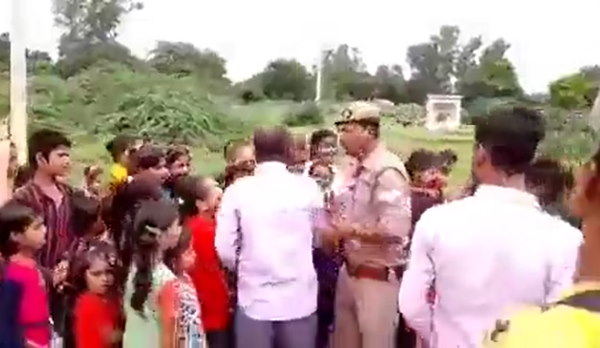 भीख मांगने वाले बच्चों को दी मुफ्त शिक्षा