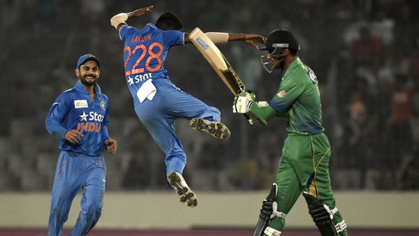 हार्दिक ने 3.3 ओवर में 3 विकेट लिये