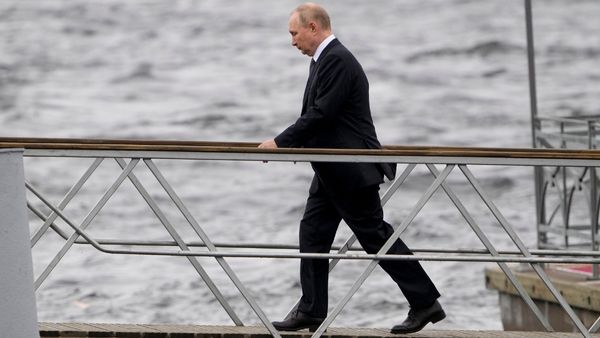 तूफान से बच निकला रूसी बाजार