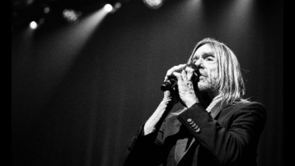 स्टेज पर लगाई आग