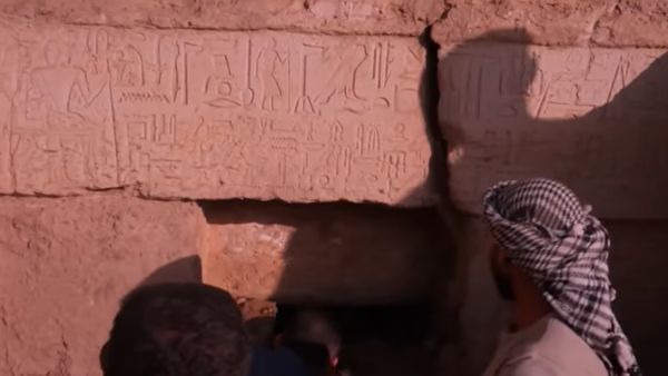 किताब में सूर्य देव के महत्व पर बात