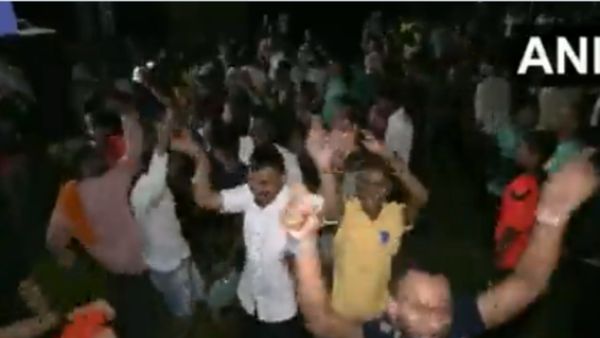 सड़कों पर नाचे फैंस