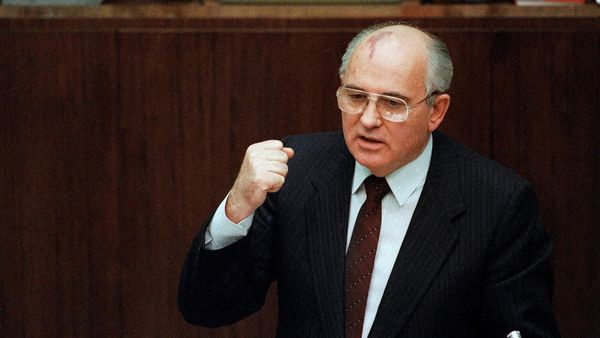 पश्चिम करता था प्यार, रूस में आलोचना