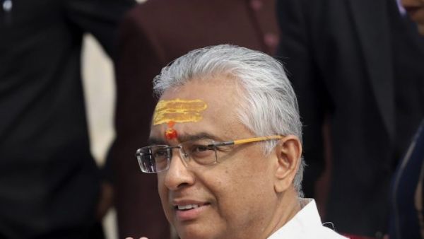 आरोपों के बाद मॉरीशस में मचा बवाल आरोपों के बाद मॉरीशस में मचा बवाल