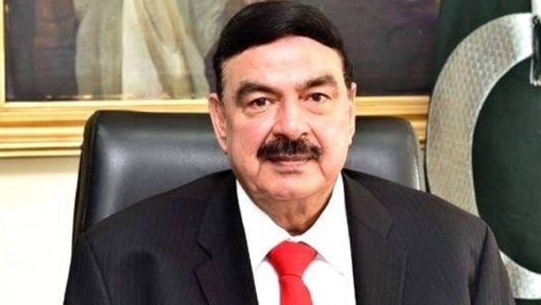 लाइव टीवी डिबेट में थूका