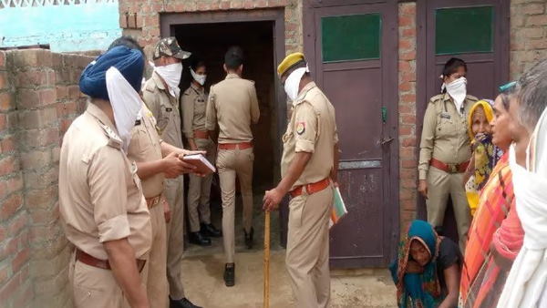 कमरे से बदबू आने पर हुआ शक
