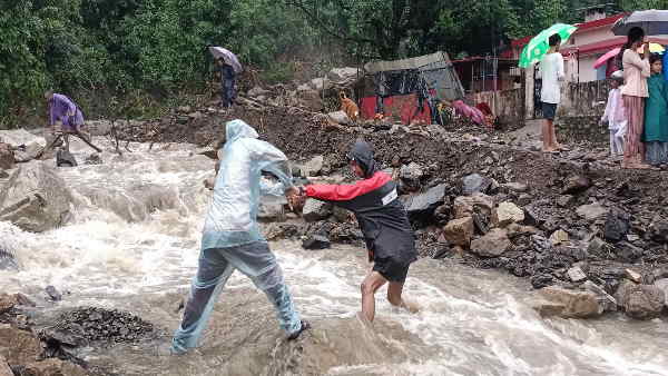 दो मंजिला घर मलबे के नीचे दब गया, 5 लोगों के दबे होने की आशंका