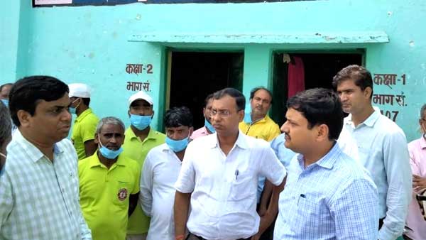 कमिश्नर और डीएम ने बाढ़ राहत शिविरों का किया निरीक्षण