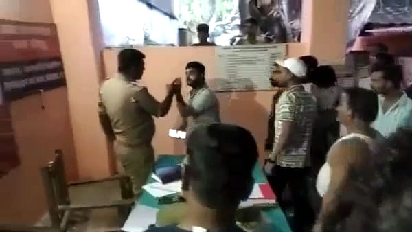 पुलिसकर्मियों ने की थी बदतमीजी