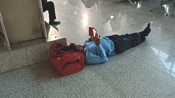 दोपहर में ही एयरपोर्ट पहुंच गए थे यात्री