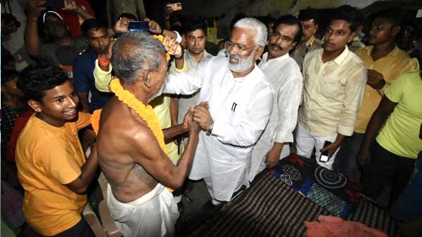 बुधवार को चिरईगांव में लगाए थे चौपाल बुधवार को चिरईगांव में लगाए थे चौपाल