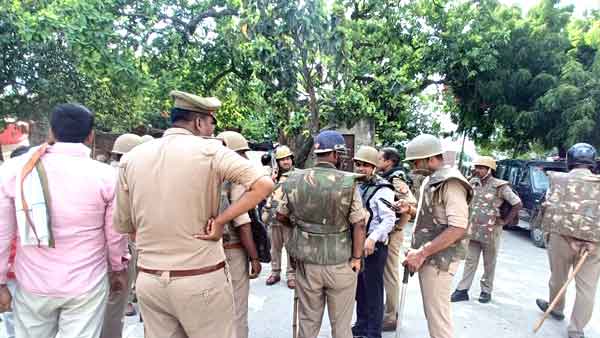 दुकानदार शटर कर भागे