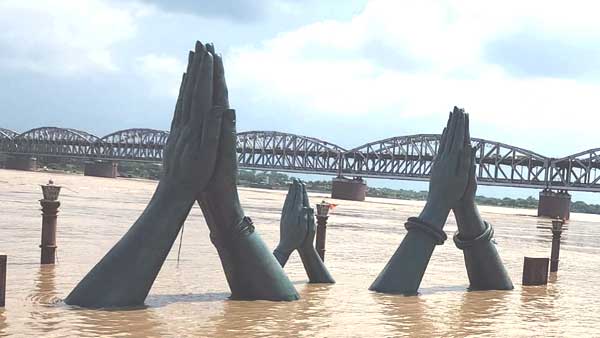 शवदाह स्थल डूबे, करना पड़ रहा इंतजार