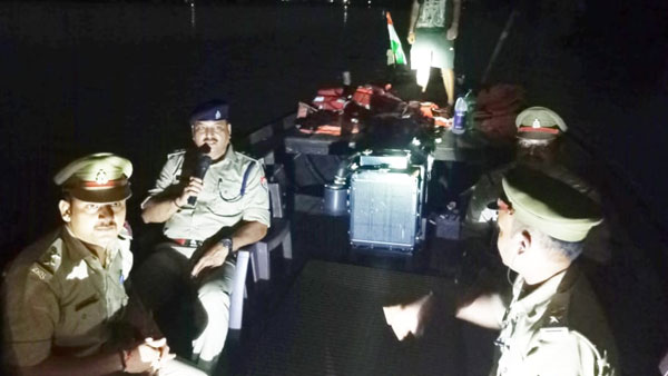 24 घंटे पेट्रोलिंग कर रहे पुलिसकर्मी
