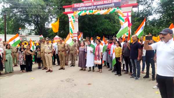 पुलिस लाइन गेट पर राष्ट्रगान