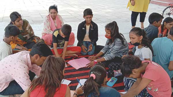 कक्षा 10 के बच्चों को दी जाती है शिक्षा 