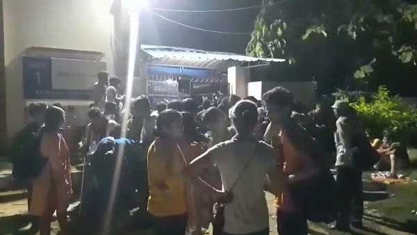 अधिकारियों के समझाने के बाद माने परीक्षार्थियों