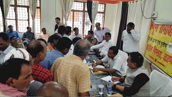 प्रधानमंत्री आवास योजना के लिए मांग रहे पैसा