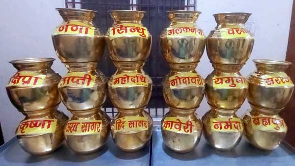 इन नदियों से लाया गया था जल