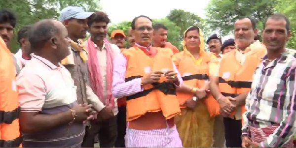 विदिशा और गुना में बाढ़ में फंसे लोगों को किया जा रहा एयरलिफ्ट