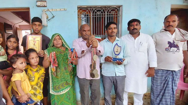 मां बोली 'मेरे लाल ने बहुत मेहनत किया'