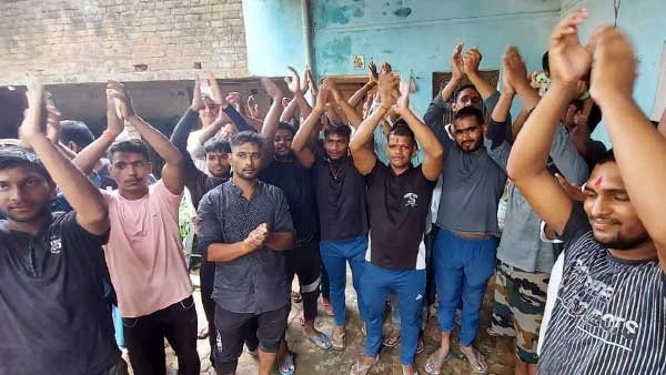 एक भाई है ड्राइवर तो दूसरा बेरोजगार