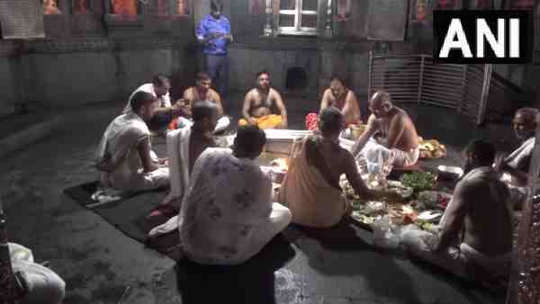 विष्णुपद मंदिर का 21 आचार्यों ने किया शुद्धिकरण