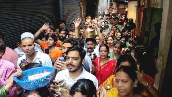 लाइन में लग कर किए जलाभिषेक