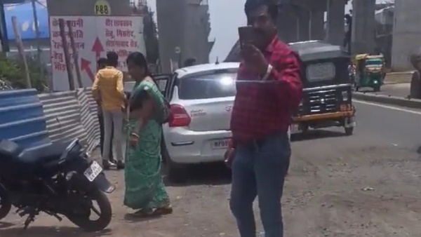 कार पर काली फिल्म होने के चलते ट्रैफिक पुलिस ने रोका
