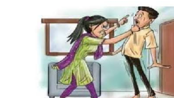 कांस्टेबल के खिलाफ थाने में FIR दर्ज कराने पहुंची महिला