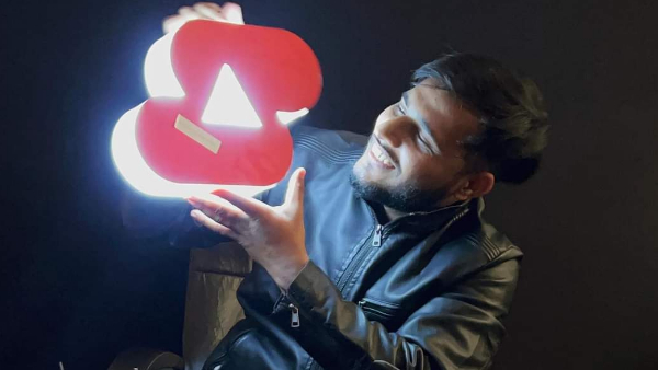 यूट्यूब पर 10 लाख से ज्यादा सब्सक्राइबर