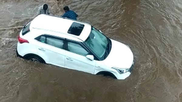 ग्रामीणों ने वाहनों को सुरक्षित निकाला 