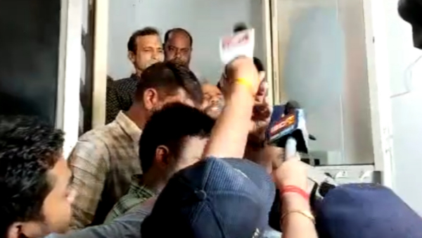 बाबा ने महिला से कहा कि बच्चे ऐसे ही होते हैं