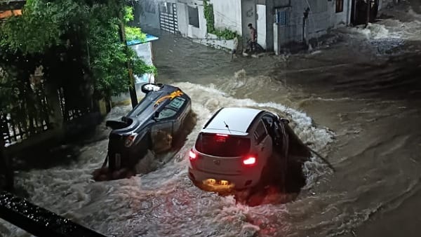 पानी के तेज बहाव में बही कार 