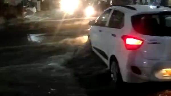 पानी के तेज बहाव में बही कार 